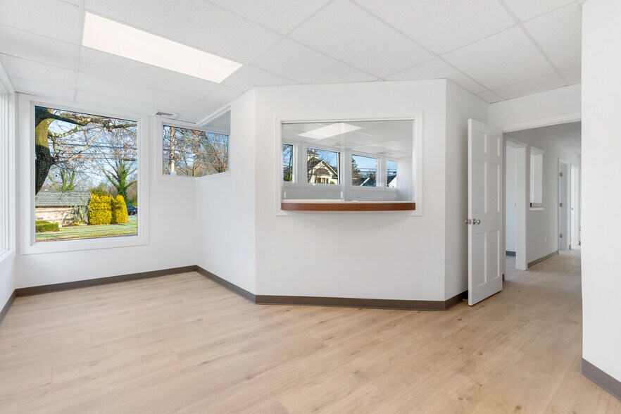 More Photos Of 152 E Main St, Huntington Medical For Lease