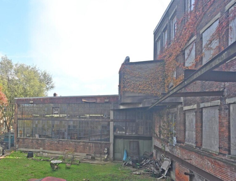 More Photos Of 2025 Dunlap St, Cincinnati Light Manufacturing For Sale