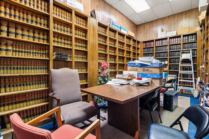 More Photos Of 1911 Government St, Mobile Office For Sale