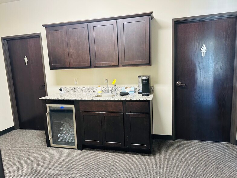 More Photos Of 2236 W Hefner Rd, Oklahoma City Office For Lease