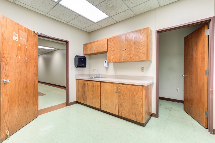 More Photos Of 3802-3806 Interstate 27, Lubbock Office For Sale