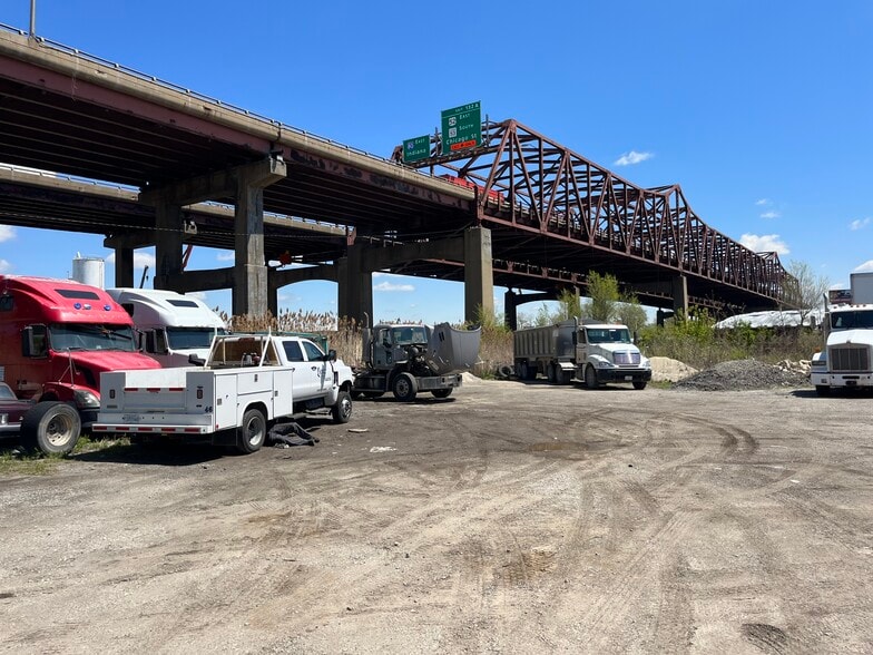 More Photos Of 606 Railroad St, Joliet Warehouse For Lease
