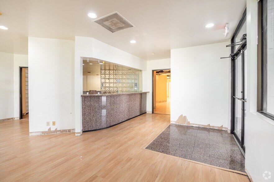 More Photos Of 17323 Red Oak Dr, Houston Office For Sale