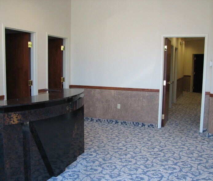More Photos Of 105 E Main St, Milford Freestanding For Lease