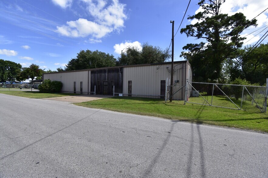 More Photos Of 630 Kentucky St, South Houston Office For Sale