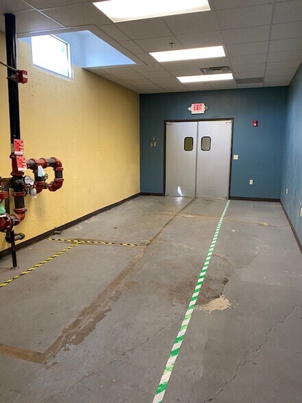 More Photos Of 1701 S Staples St, Corpus Christi Freestanding For Lease