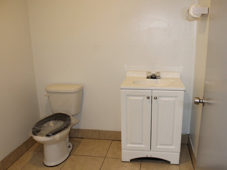 More Photos Of 104 W Seneca Ave, Tampa Flex For Lease