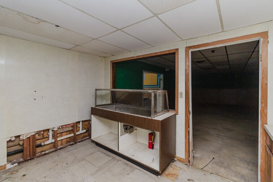 More Photos Of 1015 S Meridian Ave, Wichita Auto Repair For Sale