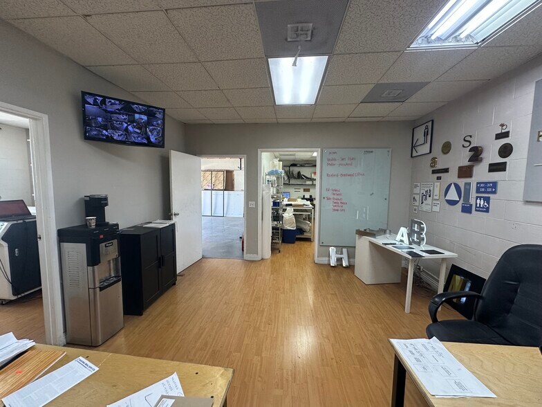 More Photos Of 400-402 W Chevy Chase Dr, Glendale Manufacturing For Lease