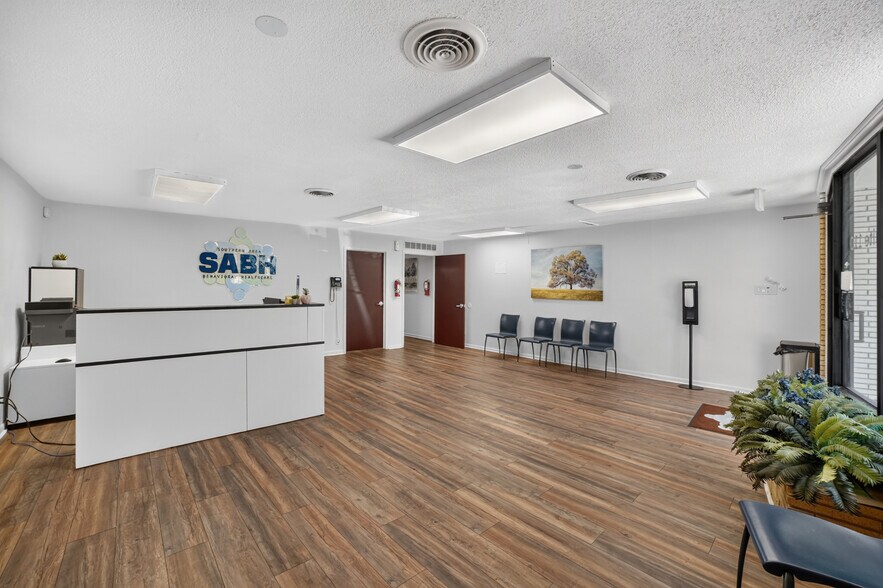 More Photos Of 108-110 W Grove St, Kaufman Office For Lease