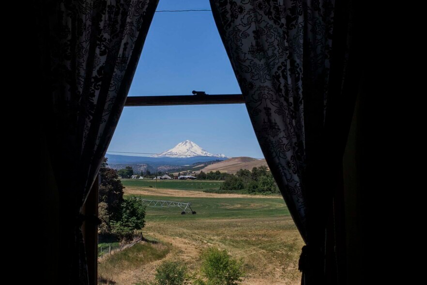 More Photos Of 40 SE Heimrich St, Dufur Hotel For Sale