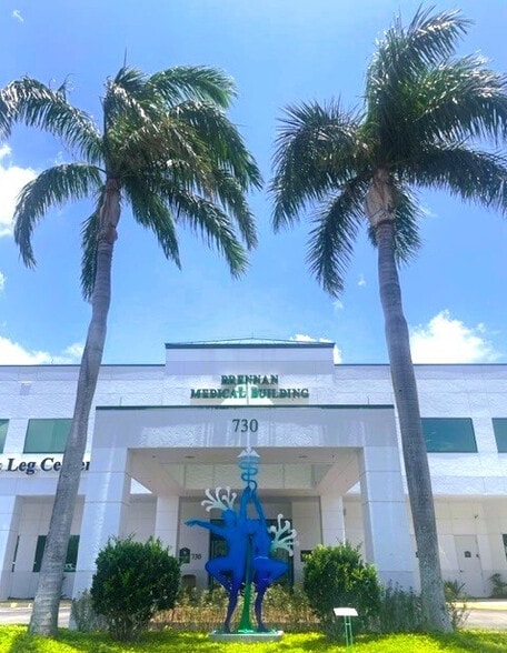 More Photos Of 730 Goodlette Rd N, Naples Medical For Lease