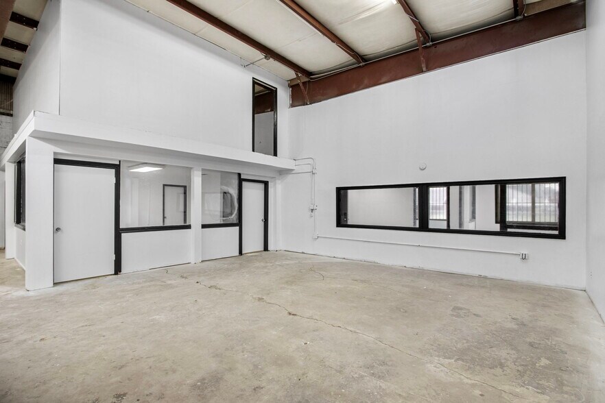More Photos Of 6816 Larkwood Dr, Houston Industrial For Sale