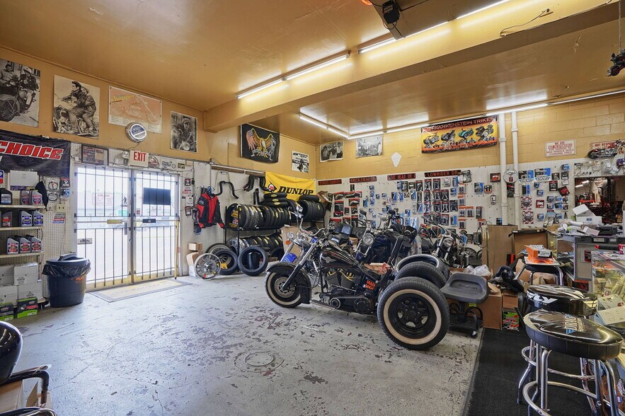 More Photos Of 140 S River St, Franklin Storefront For Sale