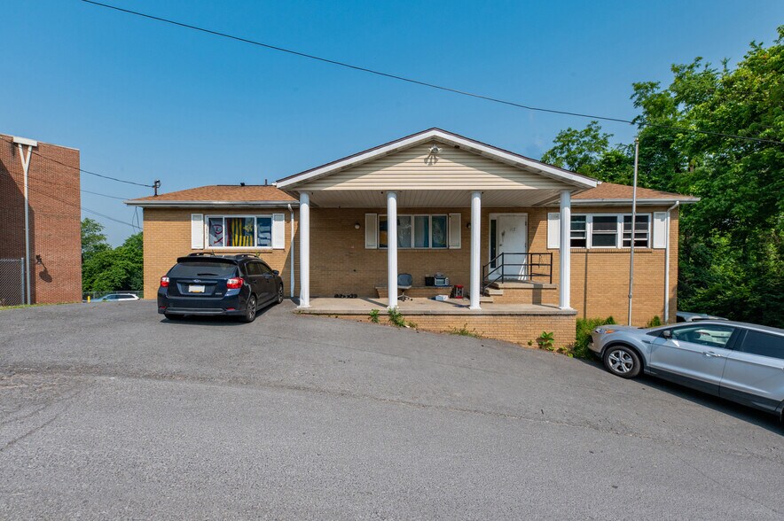 More Photos Of 112 Waverly St, Morgantown Sorority Fraternity House For Sale