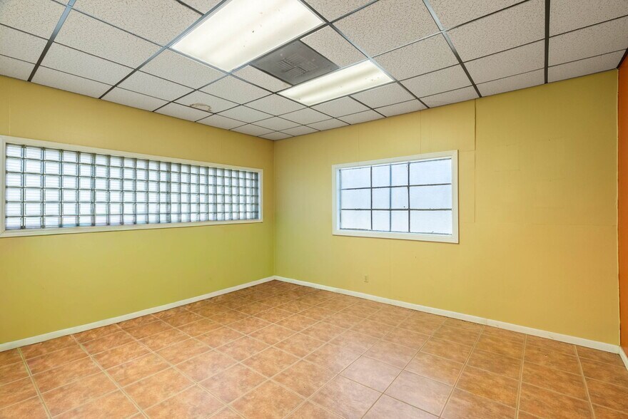 More Photos Of 2404 N US Highway 281, Alice Flex For Lease