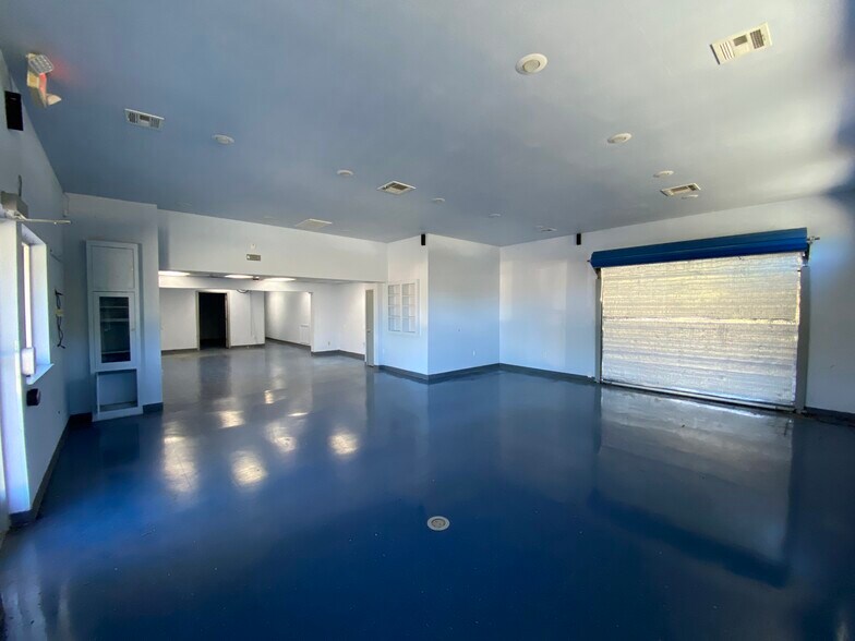 More Photos Of 2887 N College Ave, Fayetteville Warehouse For Lease