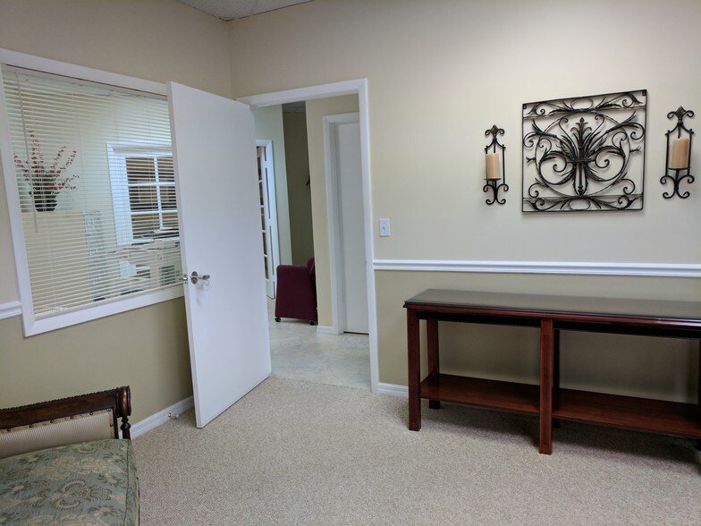 More Photos Of 7000 SE Federal Hwy, Stuart Office For Lease