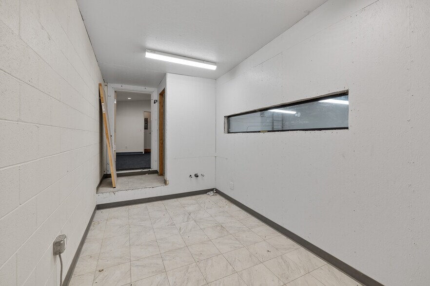 More Photos Of 18536 Oxnard St, Tarzana Warehouse For Sale