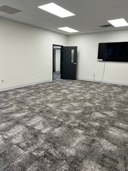 More Photos Of 1320 E 53rd St, Anderson Office For Lease