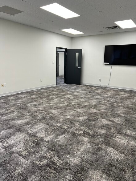 More Photos Of 1320 E 53rd St, Anderson Office For Lease