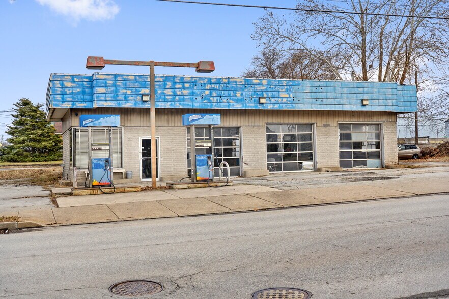 Primary Photo Of 2400 Ligonier St, Latrobe Auto Repair For Sale