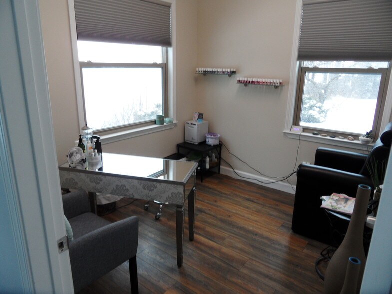 More Photos Of 533 Main St, Belleville Freestanding For Lease