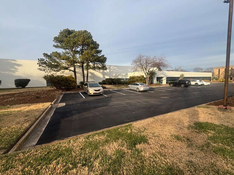 Primary Photo Of 5358 Robin Hood Rd, Norfolk Flex For Lease