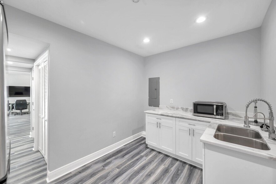 More Photos Of 7949 Ulmerton Rd, Largo Storefront For Sale