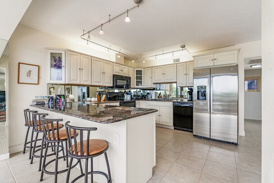 More Photos Of 23 Royal Palm Pointe, Vero Beach Restaurant For Sale