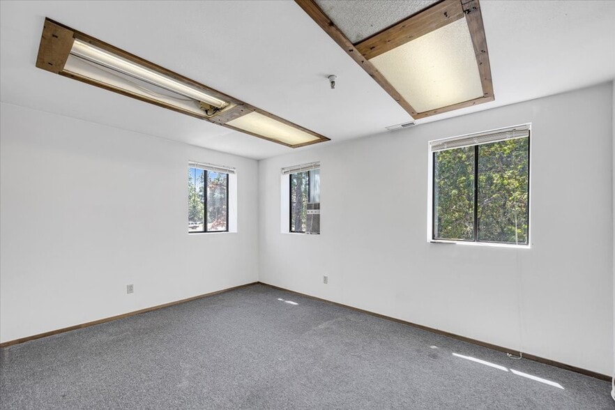 More Photos Of 20833 Mechanical Dr, Sonora Warehouse For Lease