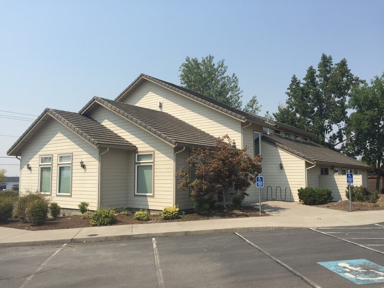 More Photos Of 3882 Crater Lake Ave, Medford Office For Sale
