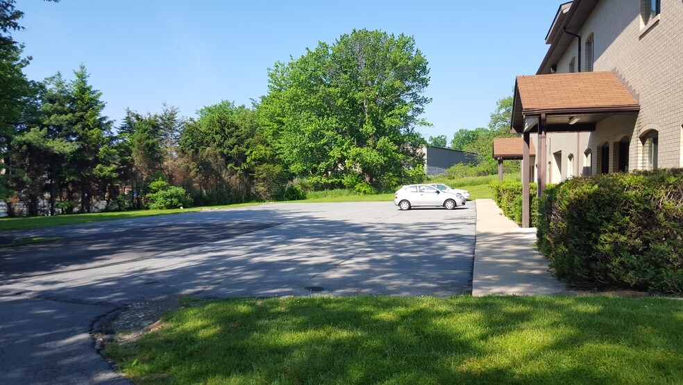 More Photos Of 682 E Main St, Middletown Medical For Lease