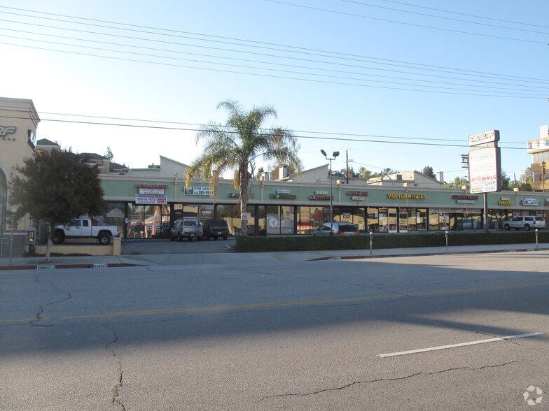 More Photos Of 22864-22898 Ventura Blvd, Woodland Hills Storefront For Lease
