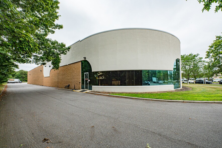 More Photos Of 30 Crossways E, Bohemia Manufacturing For Lease