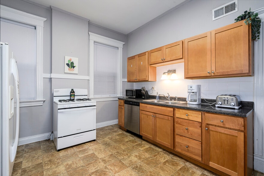 More Photos Of 4374-4382 W Pine Blvd, Saint Louis Office For Sale