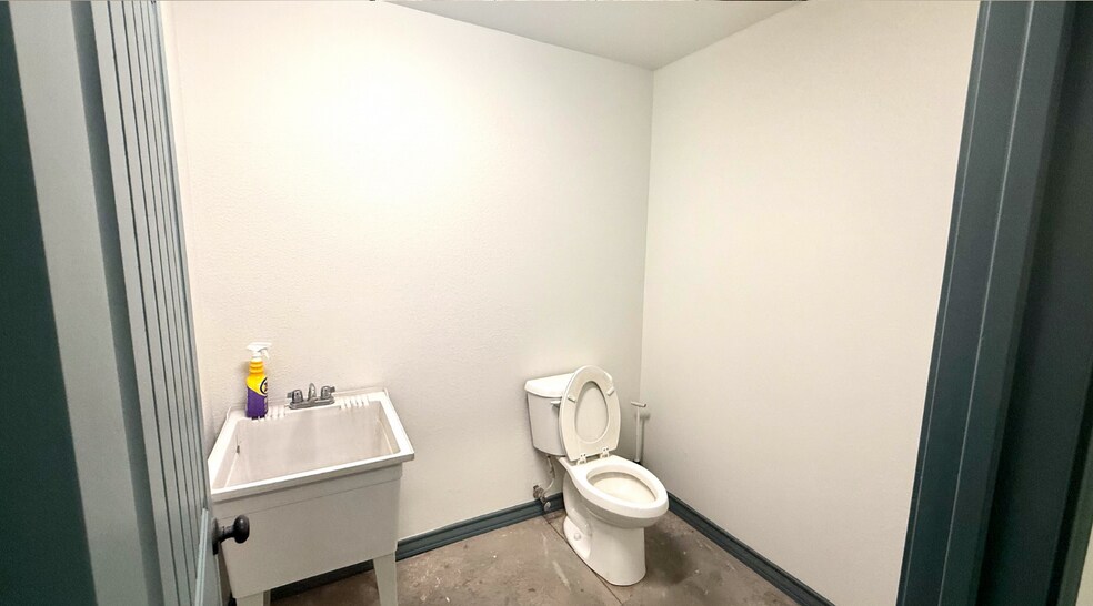 More Photos Of 1506 County 140 rd, Midland Warehouse For Lease