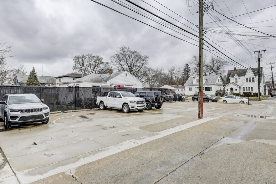 More Photos Of 23831-23833 John R Rd, Hazel Park Storefront Retail Residential For Lease