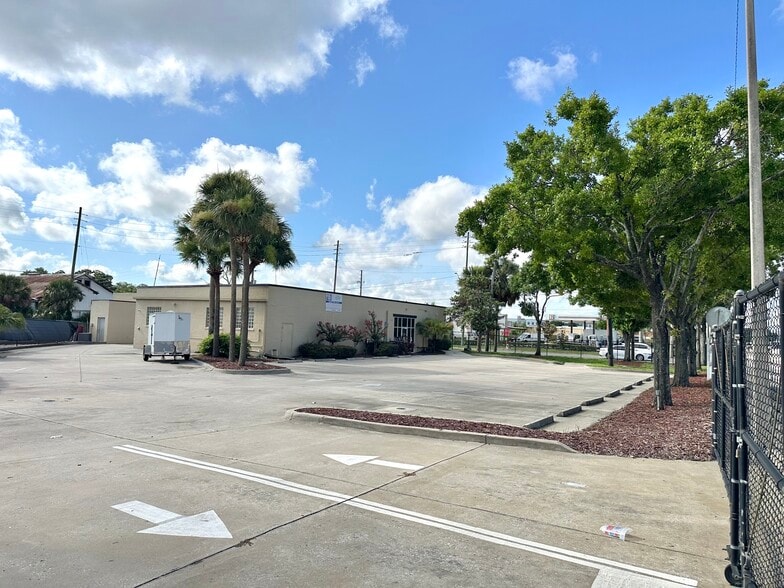 More Photos Of 1827 Silver Star Rd, Orlando Unknown For Lease