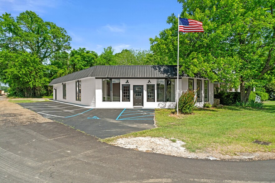 More Photos Of 106 Stevens St, Petal Freestanding For Lease