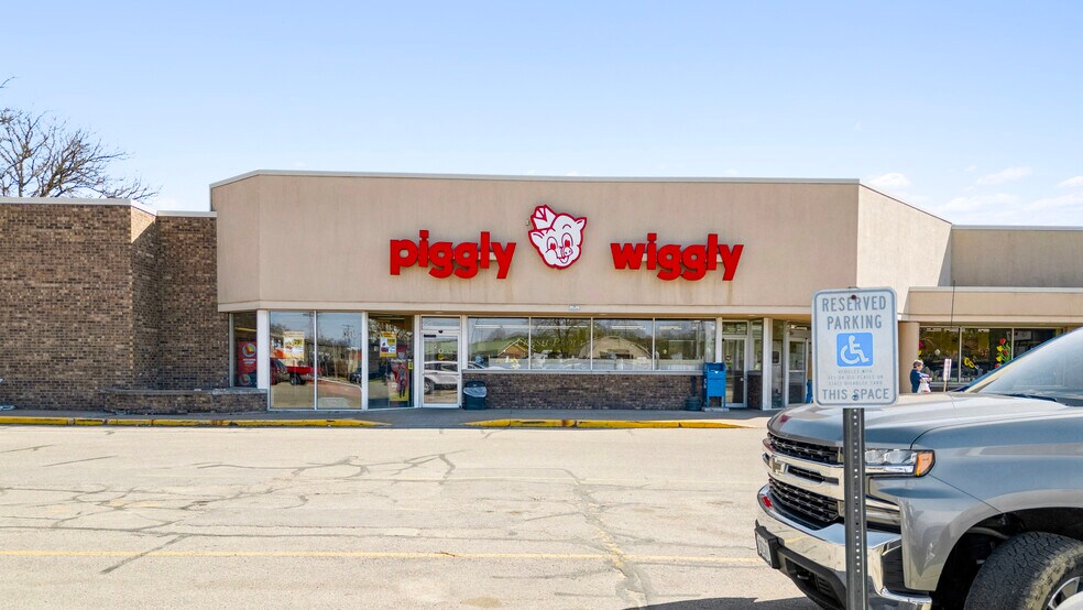 More Photos Of 106 W Oak St, Boscobel Supermarket For Sale