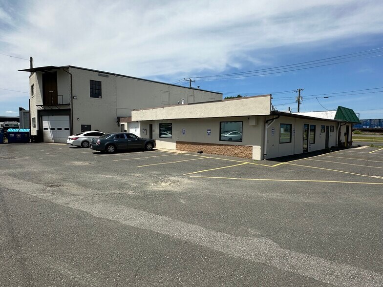 More Photos Of 733-759 Memorial Ave, West Springfield Showroom For Sale