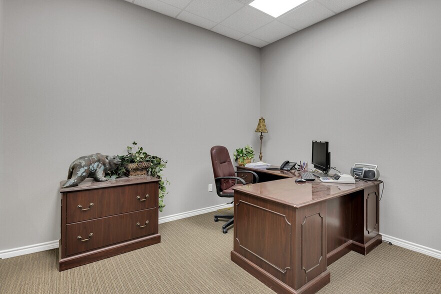 More Photos Of 501 E 7th St, Odessa Office For Sale