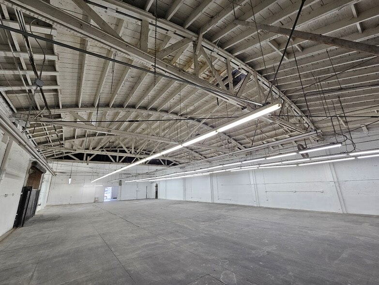 More Photos Of 119 W Jefferson Blvd, Los Angeles Warehouse For Lease