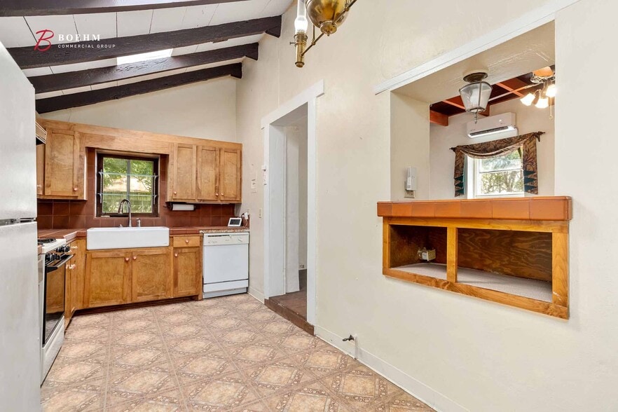 More Photos Of 514 Paris St, Castroville Storefront Retail Office For Sale