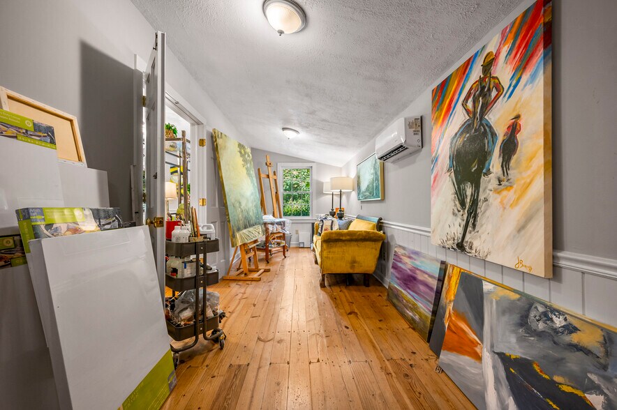 More Photos Of 172 Main st, Saluda Showroom For Sale