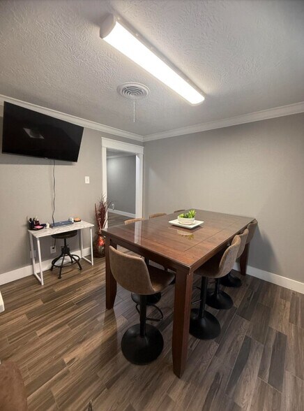 More Photos Of 1260 N Main St, Vidor Office For Sale