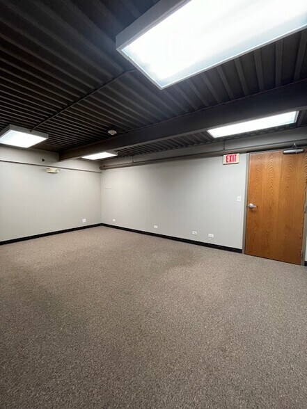 More Photos Of 1630 Old Deerfield Rd, Highland Park Warehouse For Lease