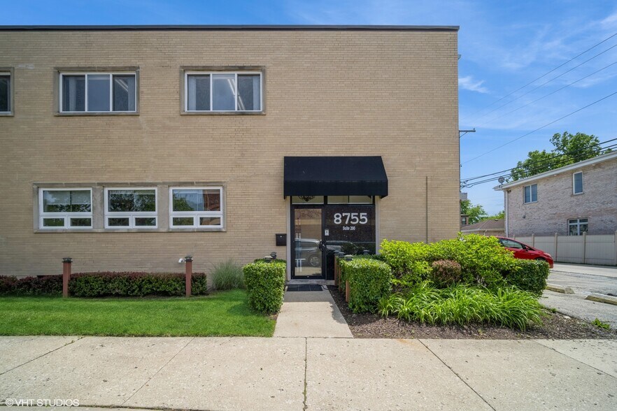 More Photos Of 8755 Trumbull Ave, Skokie Office For Lease