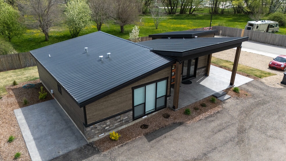 More Photos Of 384-388 W London St, Middleton Specialty For Sale